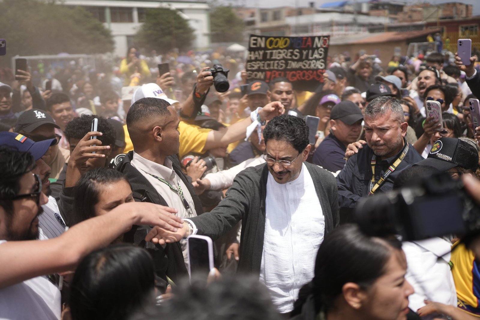 Movimientos sociales, sindicatos, artistas y estudiantes: las bases de Iván Cepeda revitalizan la recta final de la campaña