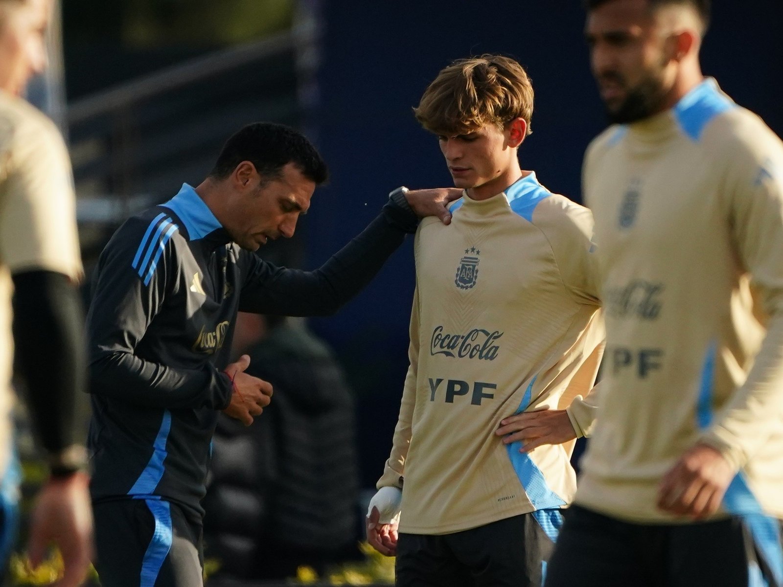Nico Paz, Montiel y Molina se entrenaron a la par en la Selección Argentina