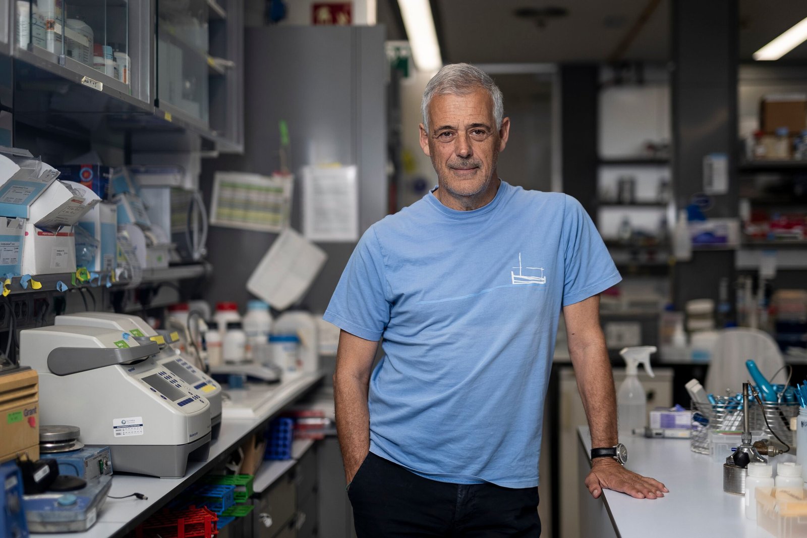 El bioquímico Luis Serrano, en el laboratorio que dirige en el Centro de Regulación Genómica, en Barcelona.