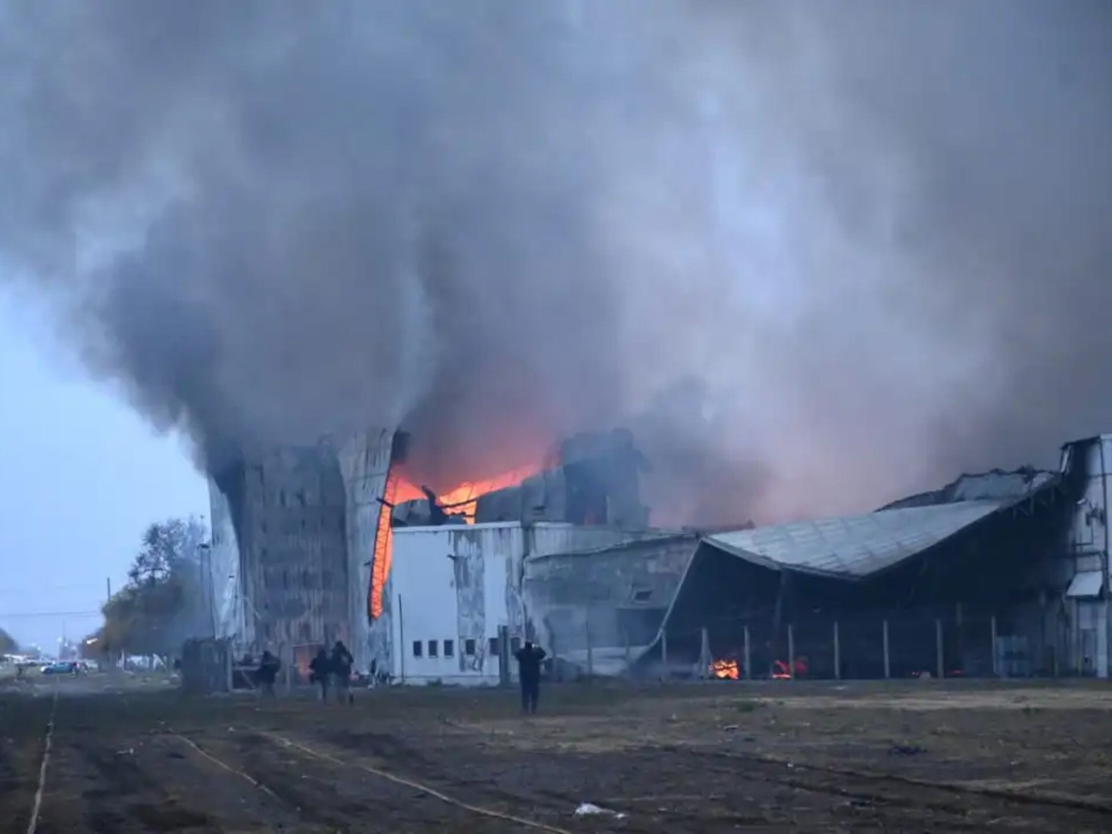 Por el incendio de un enorme depósito de un supermercado clave en la Patagonia, trabajan de urgencia para evitar el desabastecimiento