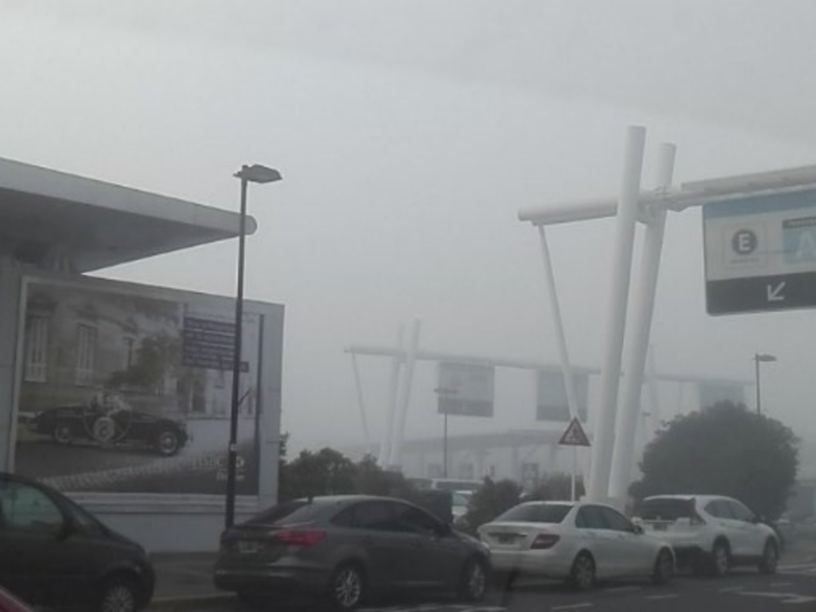 Por la intensa niebla hubo demoras en Ezeiza y vuelos desviados hacia Córdoba y Asunción