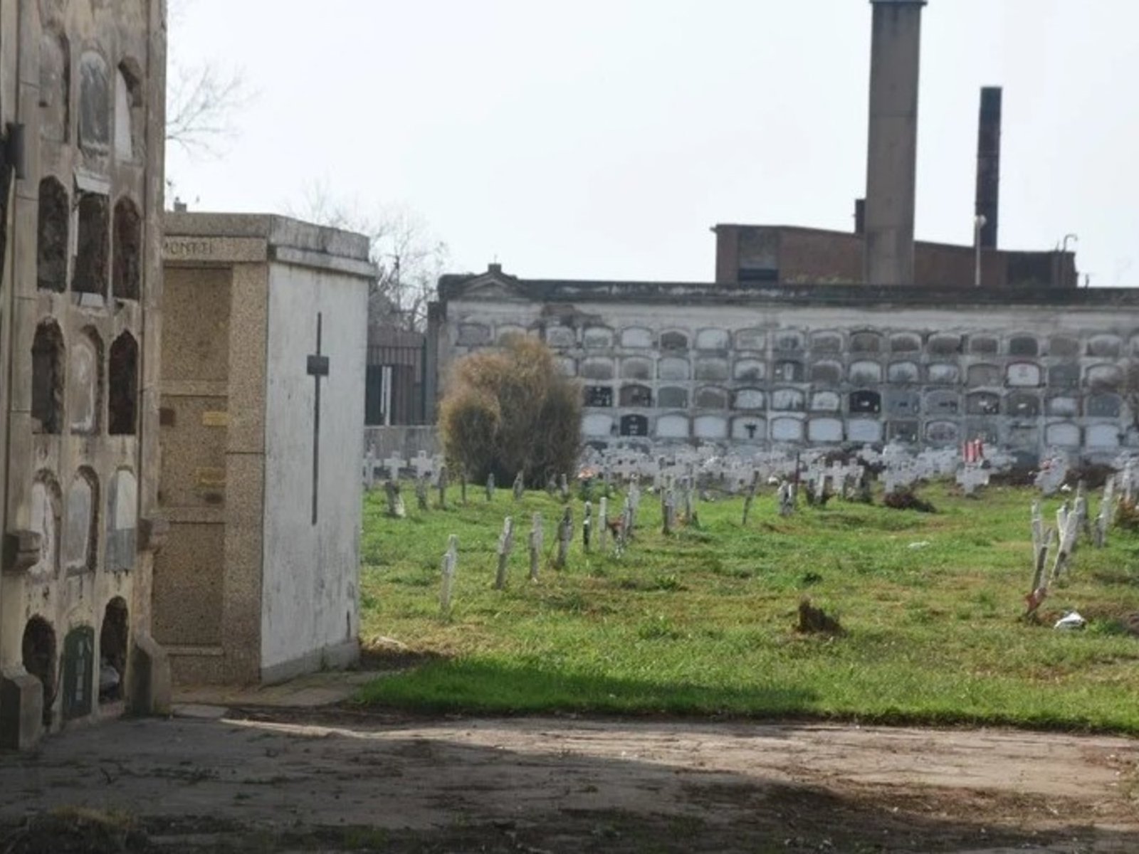 Por una falla en una válvula no funcionan los crematorios en un cementerio y se acumularon unos 200 cuerpos desde hace un mes