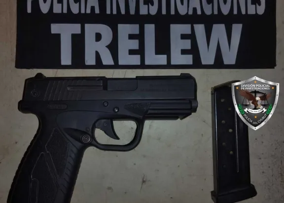 Robos con inhibidores en Trelew: secuestraron vehículos, handies y una pistola robada