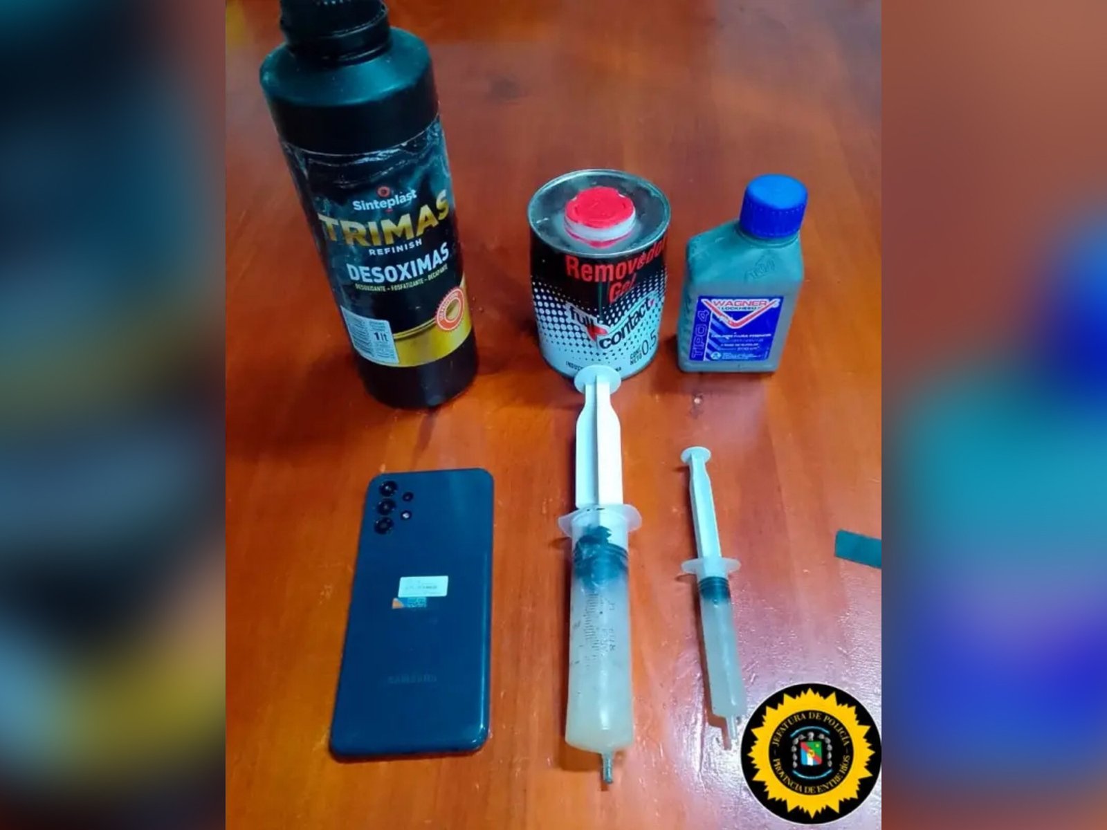 Se enojó con un familiar, atacó su auto con jeringas de ácido y lo detuvieron en su casa con un revólver cargado