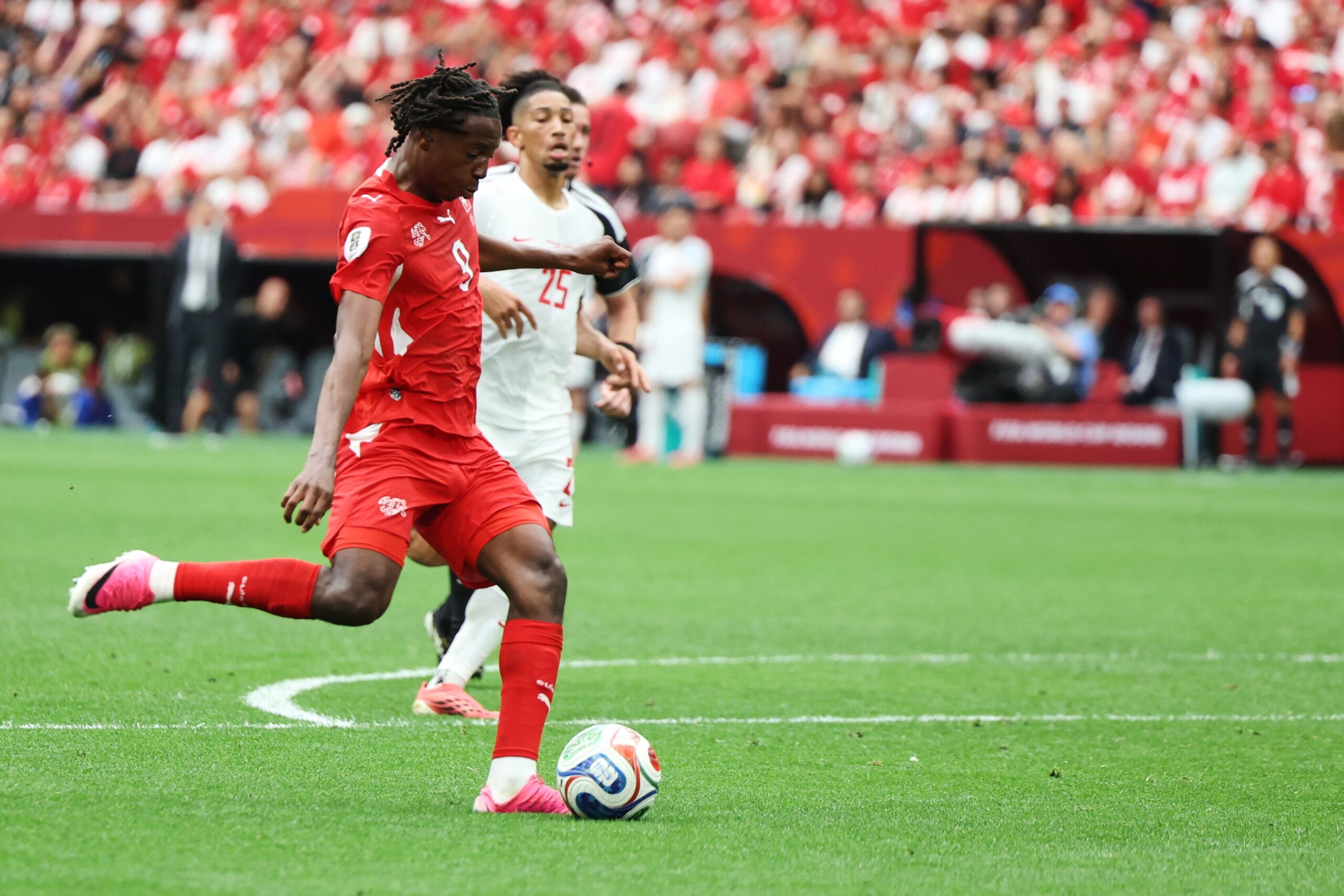Suiza vence a Canadá, termina primera del Grupo B y crea una estrella: Johan Manzanbi