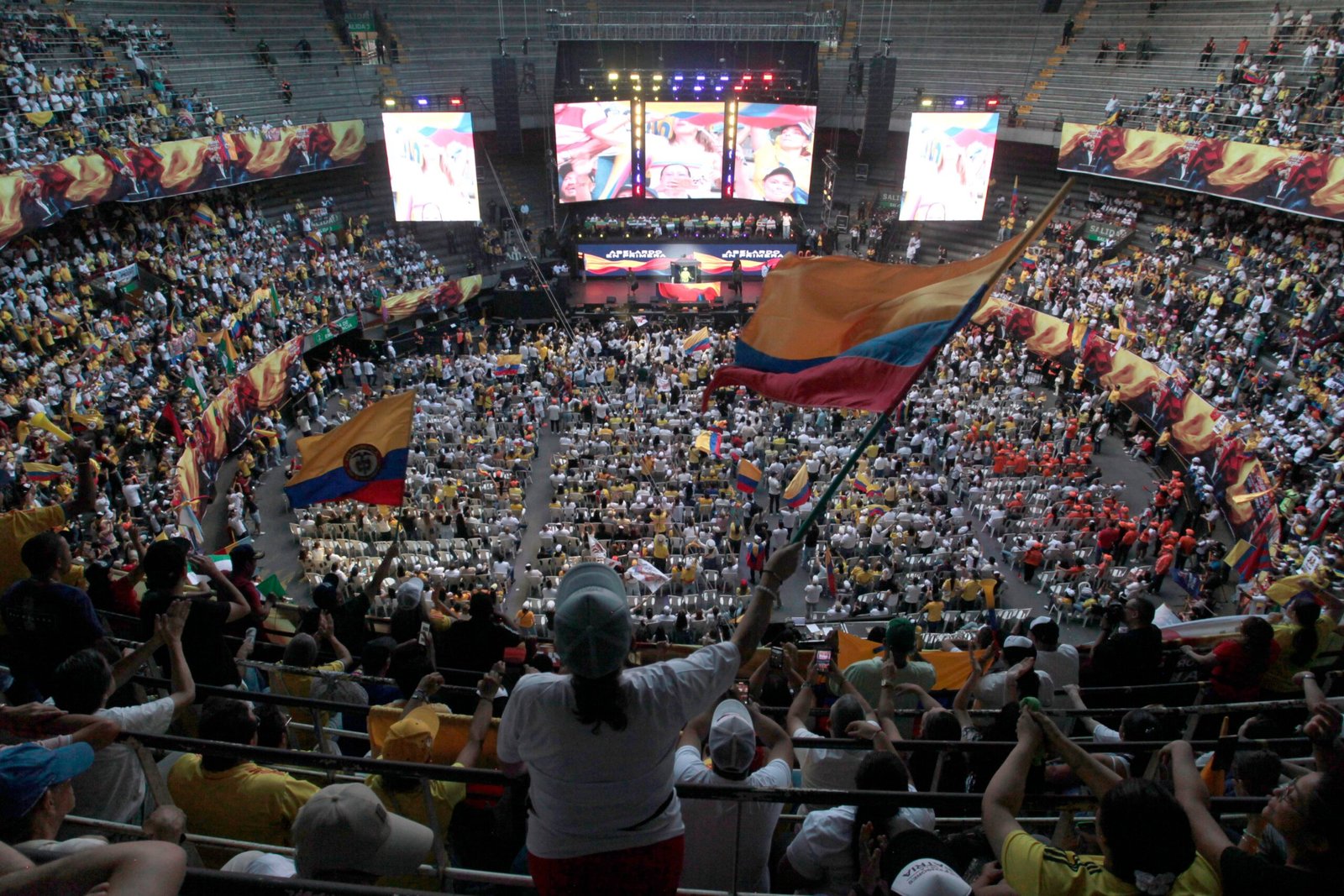 Suspender al presidente, suspender las banderas: la campaña electoral se empantana en debates legales