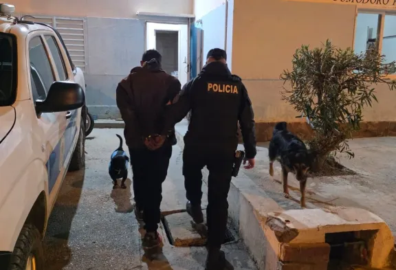 Tenía pedido de captura y lo encontraron en barrio de Las Américas