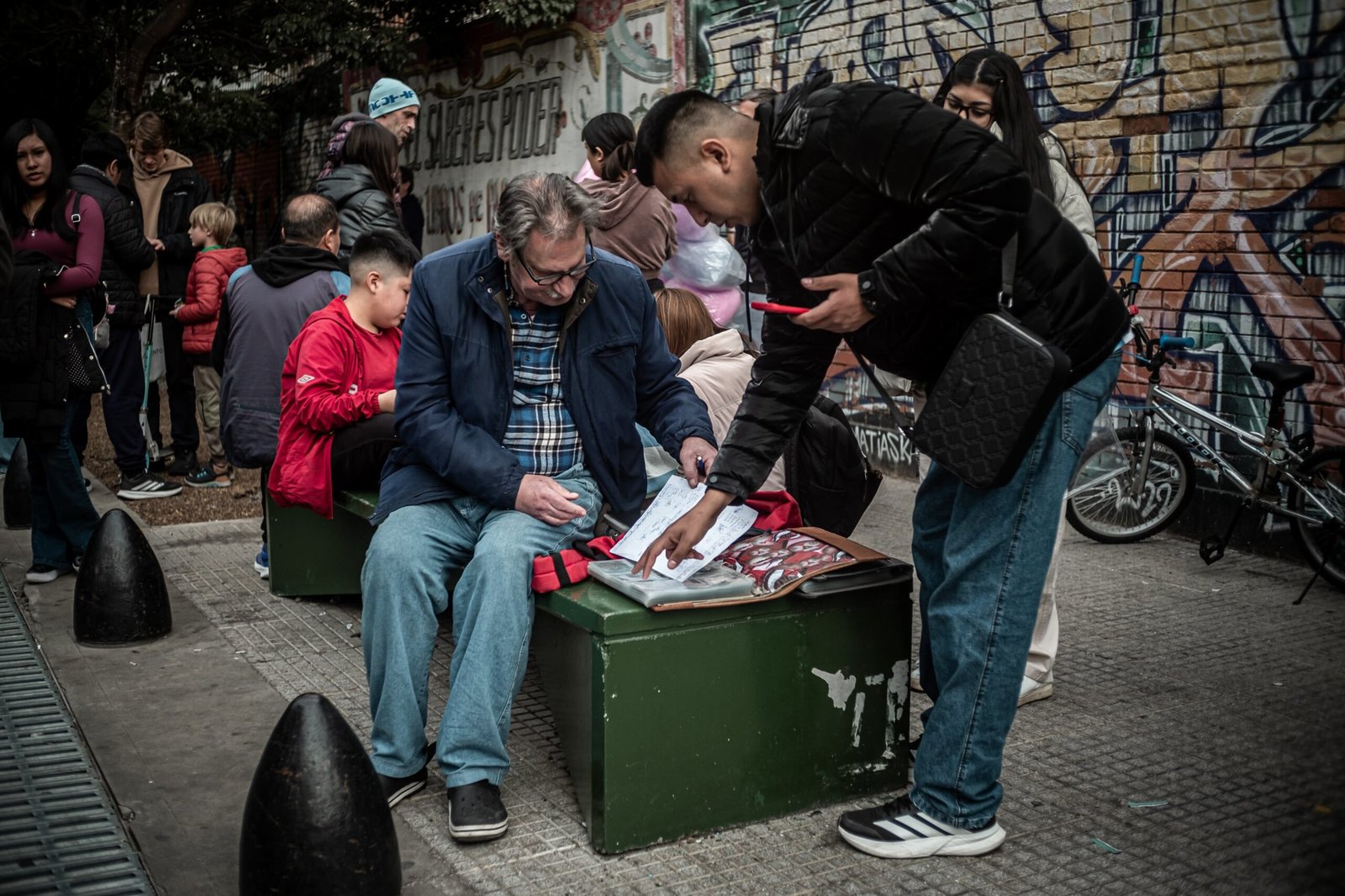 Familias se reúnen para intercambiar figuritas del álbum del Mundial, en el Parque Rivadavia, en Buenos Aires, el 31 de mayo.