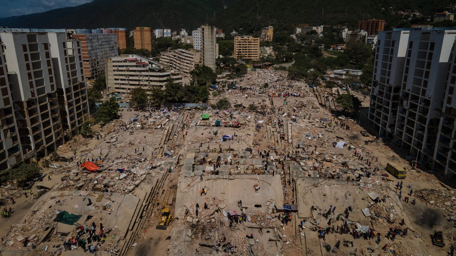 Vista aérea de edificios colapsados en La Guaira (Venezuela).