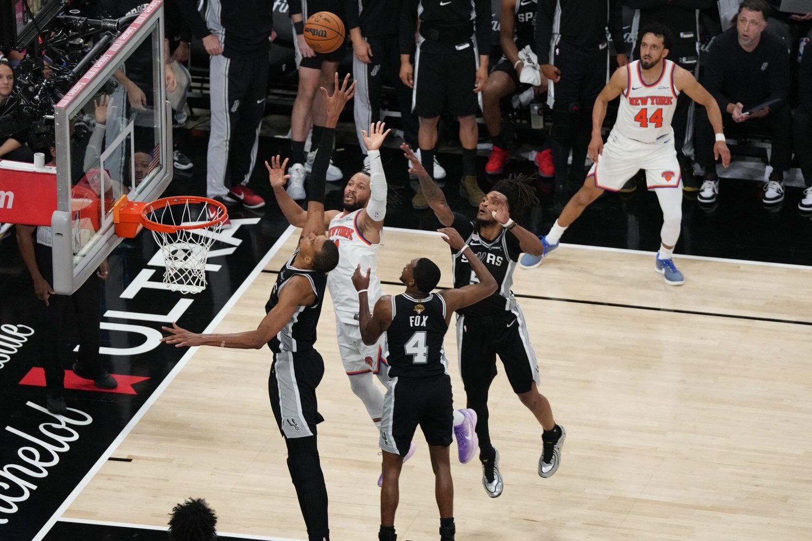 Un Brunson inquebrantable adelanta a los Knicks en la final de la NBA