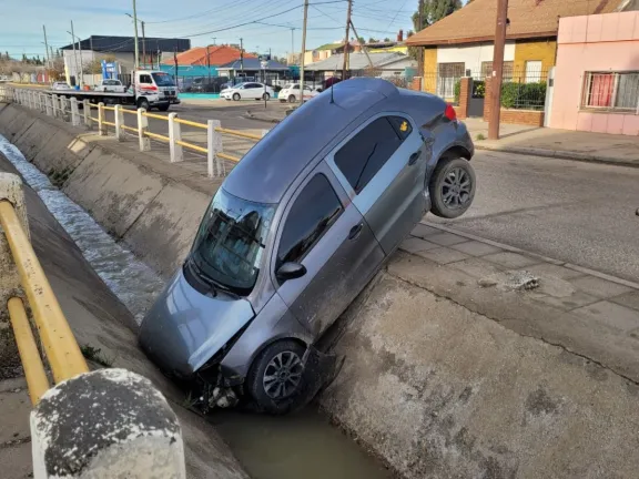 Un auto cayó al canal de la avenida Roca tras una colisión