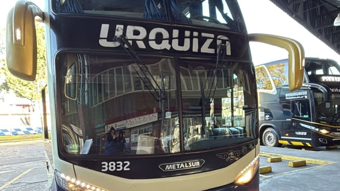 Un chofer iba a Córdoba y lo bajaron del colectivo antes de salir: dio positivo en un control de alcoholemia