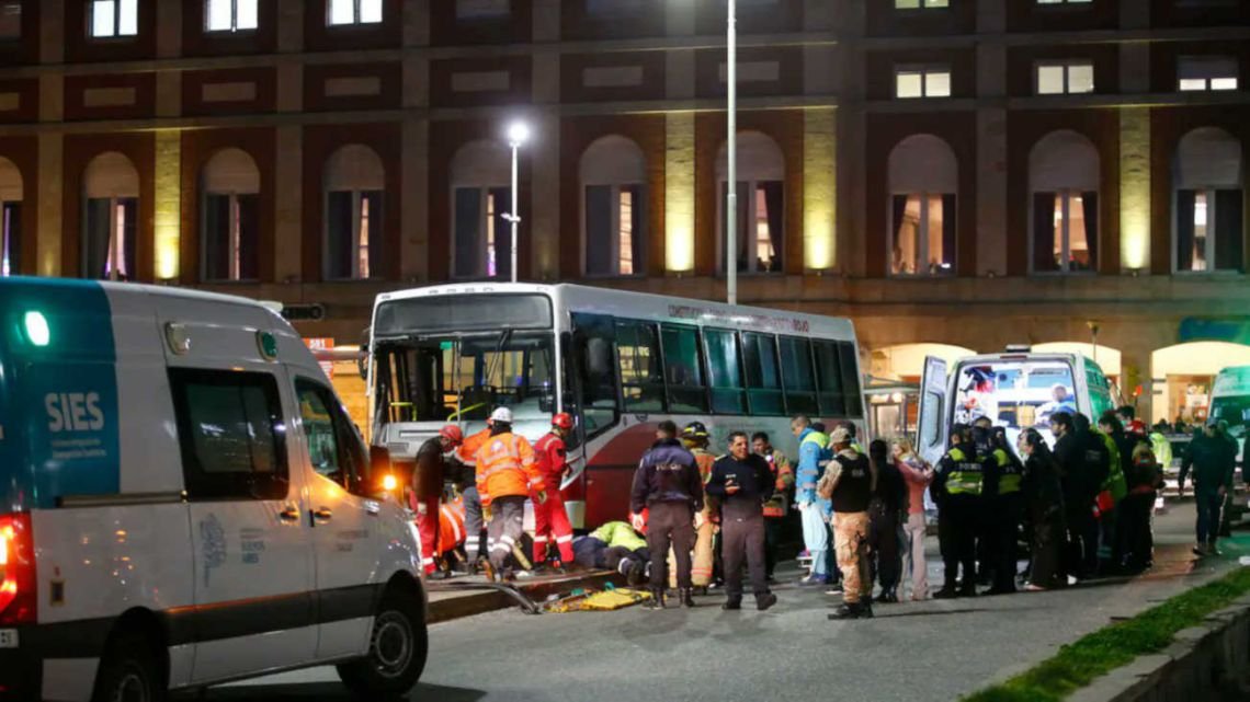 Un colectivo perdió el control en Mar del Plata, se subió a la vereda y mató a una mujer