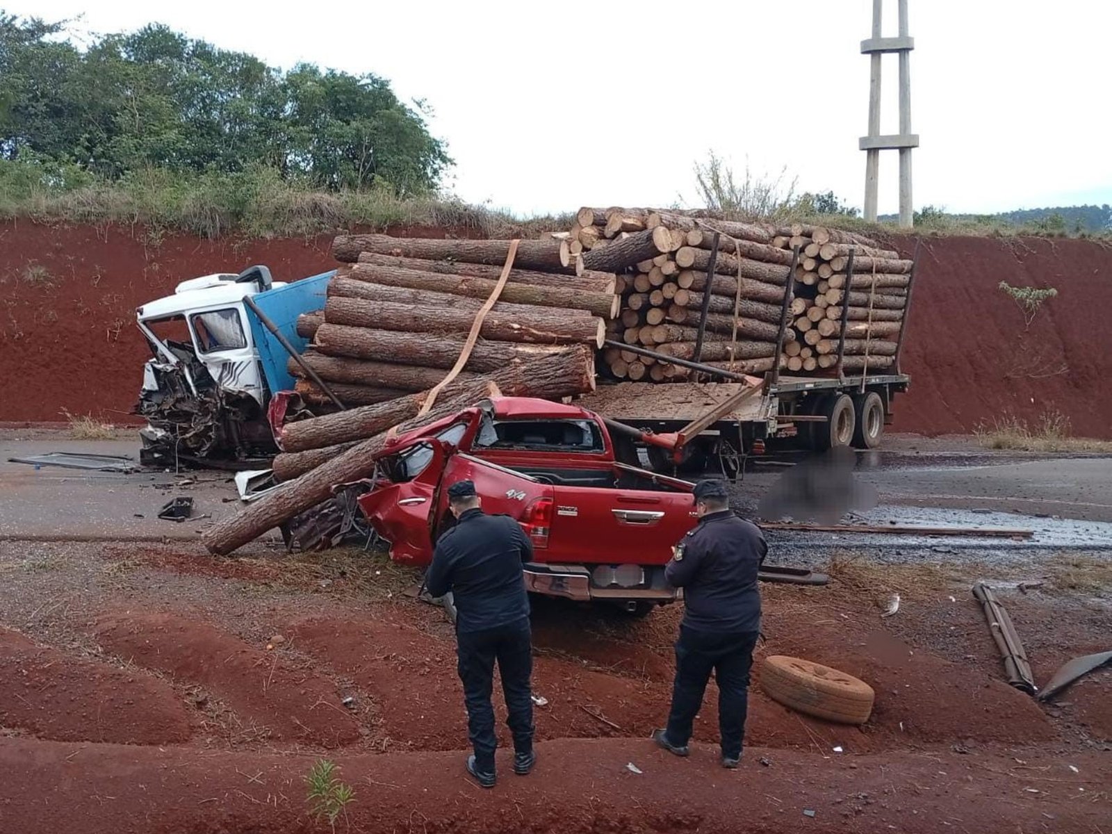 Un joven de 18 años amenazó a su novia, le robó la camioneta al suegro, chocó y mató a dos personas