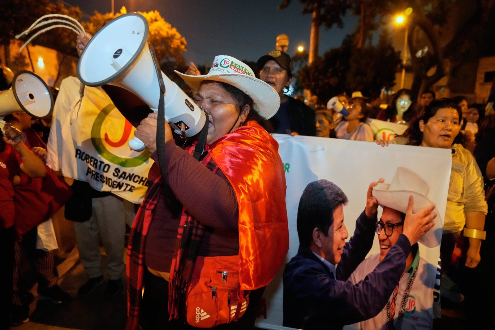 Un mes de especulaciones, sospechas y dudas: el efecto de la demora en conocer los resultados de las presidenciales en Perú
