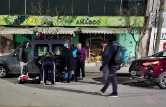 Un motociclista alcoholizado chocó con una camioneta y fue trasladado al hospital