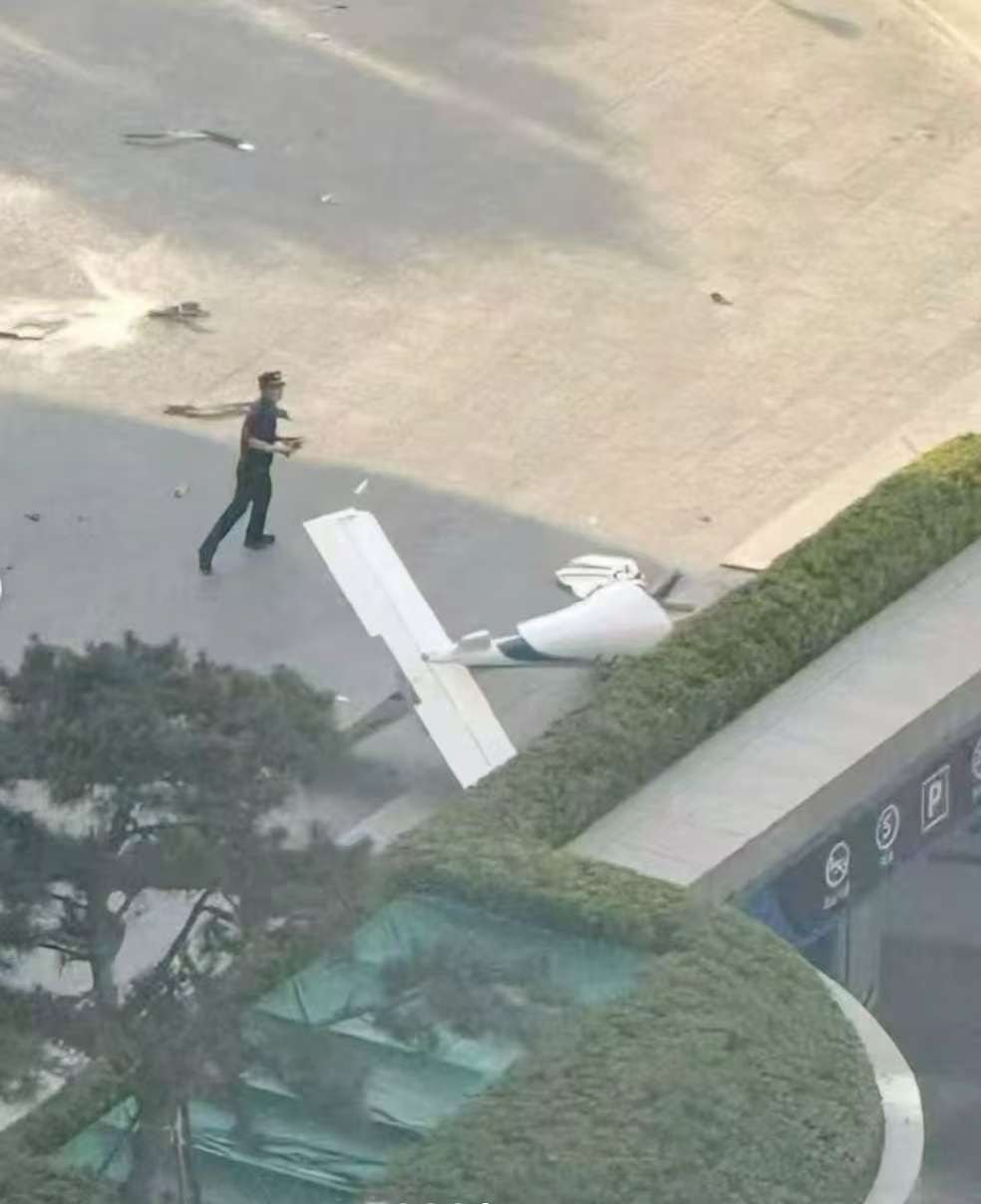 Una avioneta se estrella contra el edificio más alto de Pekín