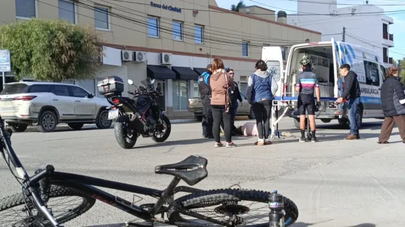Una octogenaria fue embestida por un ciclista en el centro de Comodoro