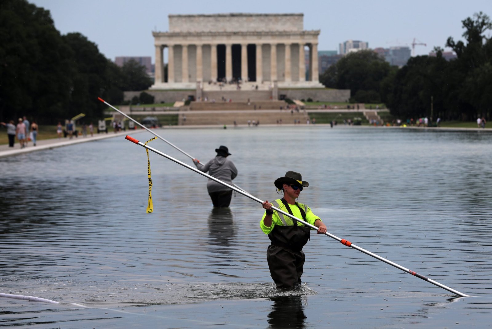 “Vándalos” y amenazas de hasta 10 años de cárcel: Trump desvía la culpa por el fracaso de la piscina reflectante del Monumento a Lincoln