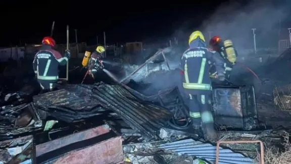 Violento incendio consumió una vivienda en Rawson