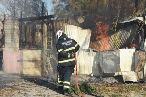 Voraz incendio destruyó una vivienda en el barrio Guayra de Trelew