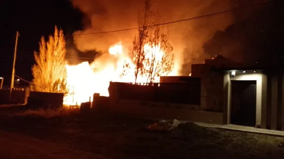 Voraz incendio en zona sur deja a un hombre con lo puesto