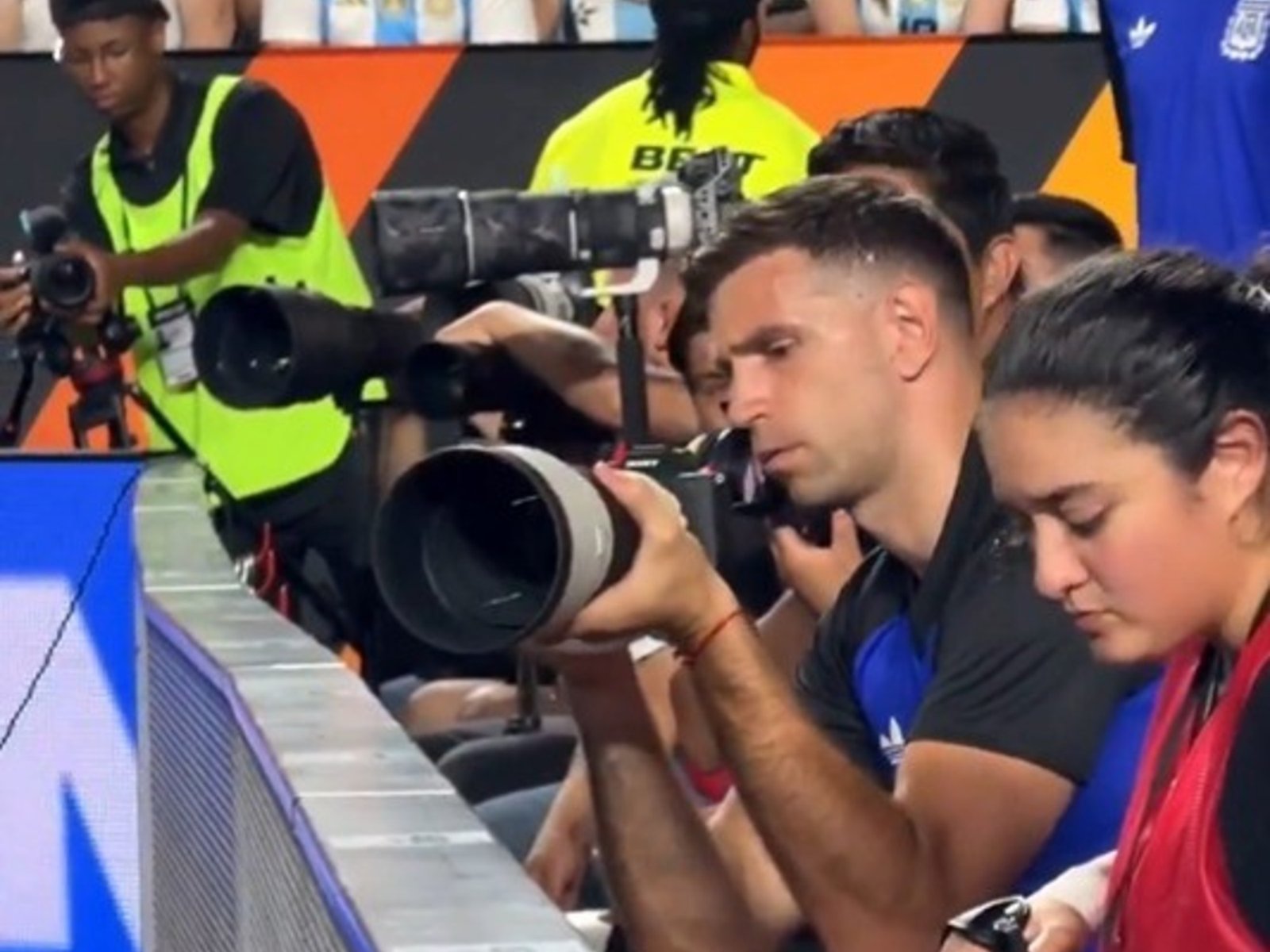 agarró una cámara de fotos y después elogió a Beltrán tras su debut
