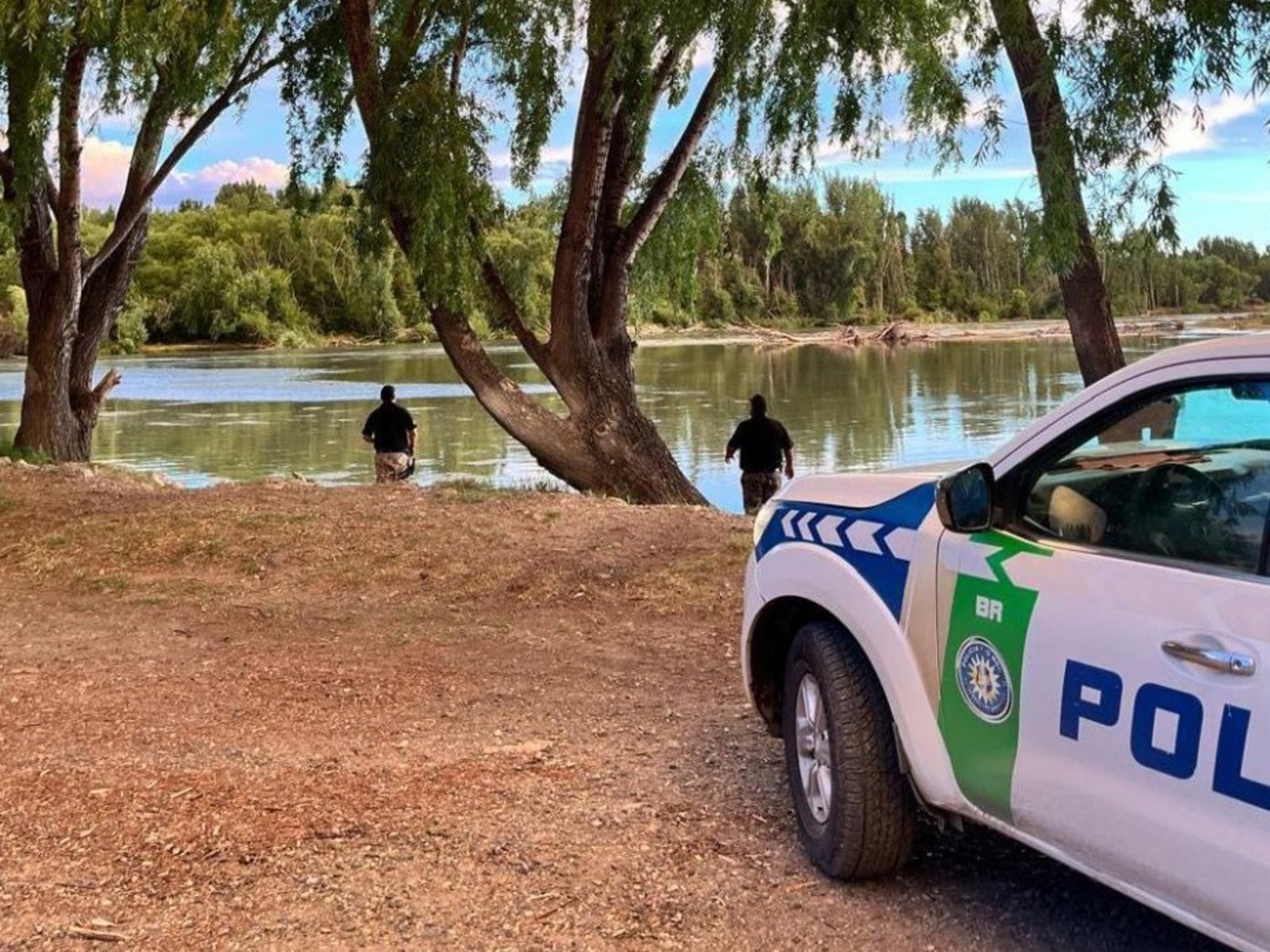 apareció un cuerpo descompuesto flotando en el río Negro e investigan dos hipótesis