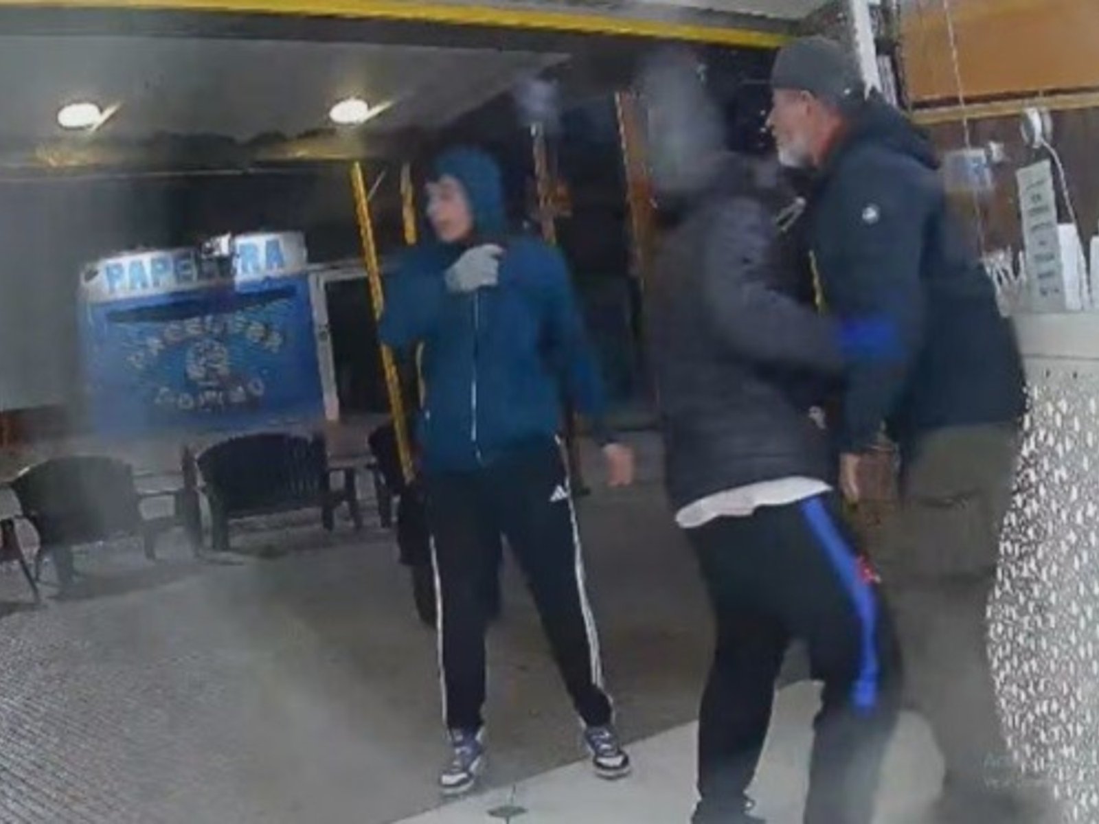 ataque de tres ladrones armados para robarle a un hombre que estaba con su hija de 10 años