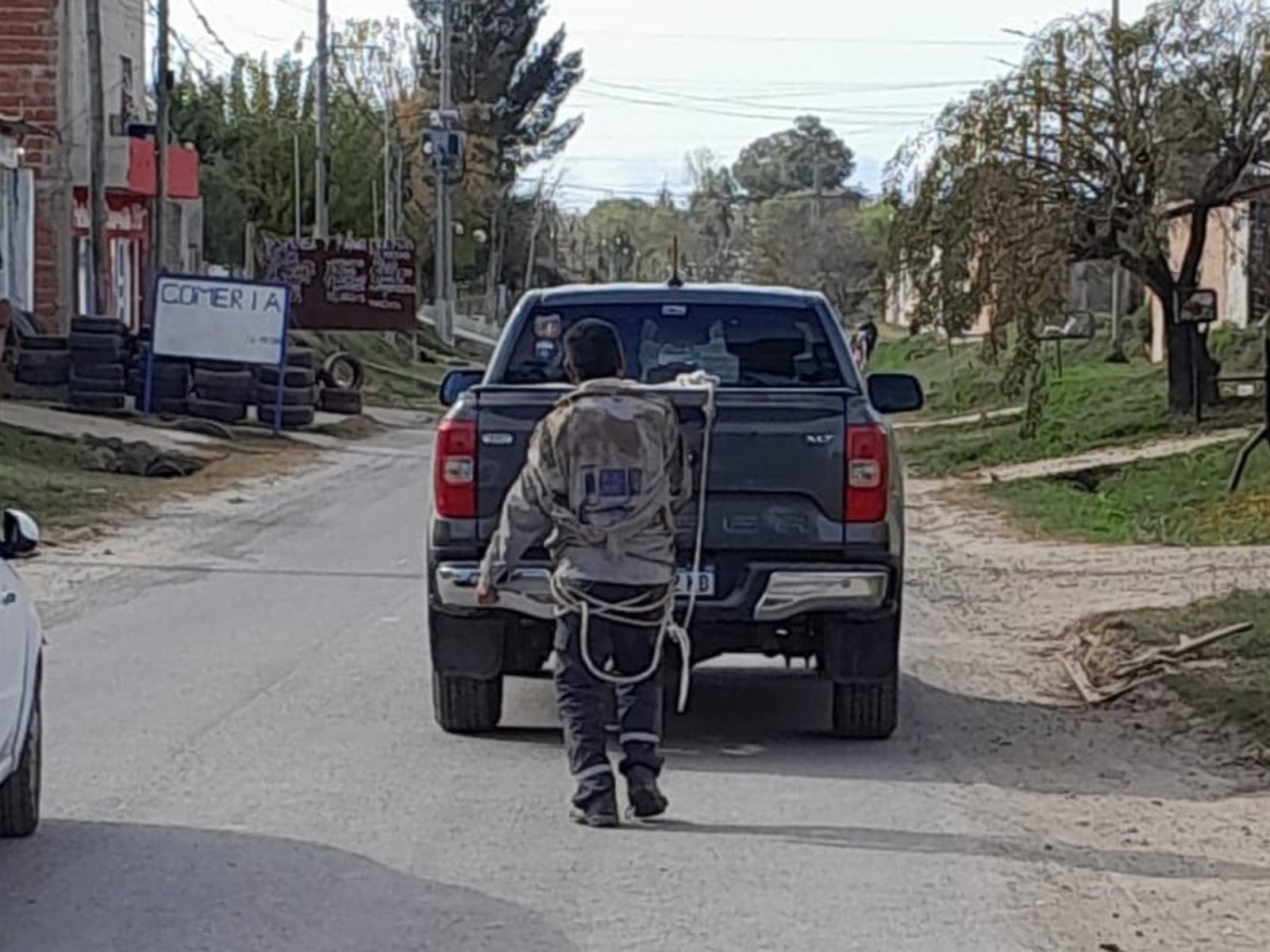 ató a su camioneta a un ladrón que le robó y lo arrastró por la calle