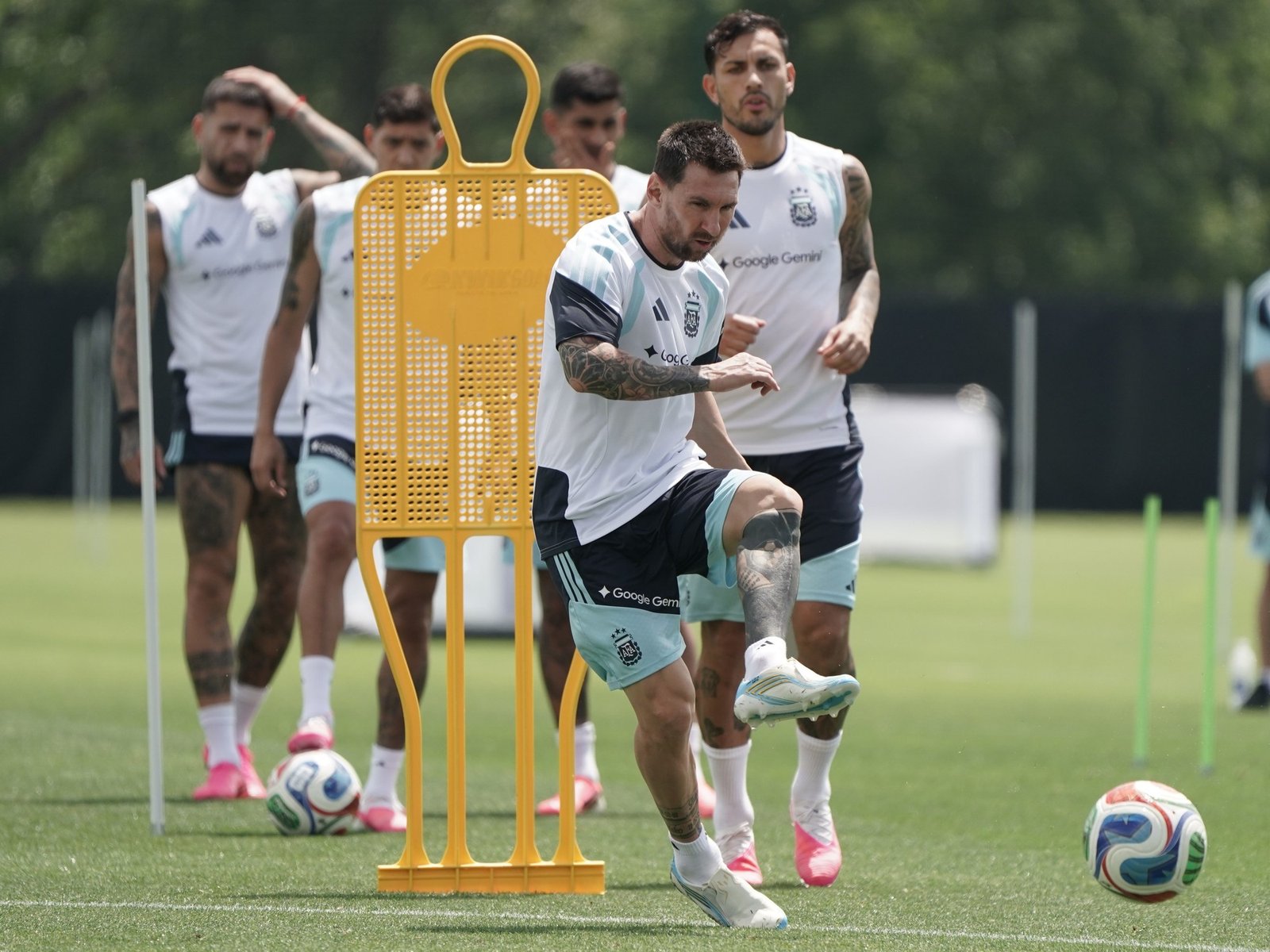 con Messi, Dibu y Lautaro, Scaloni define el once titular para el debut en el ante Argelia