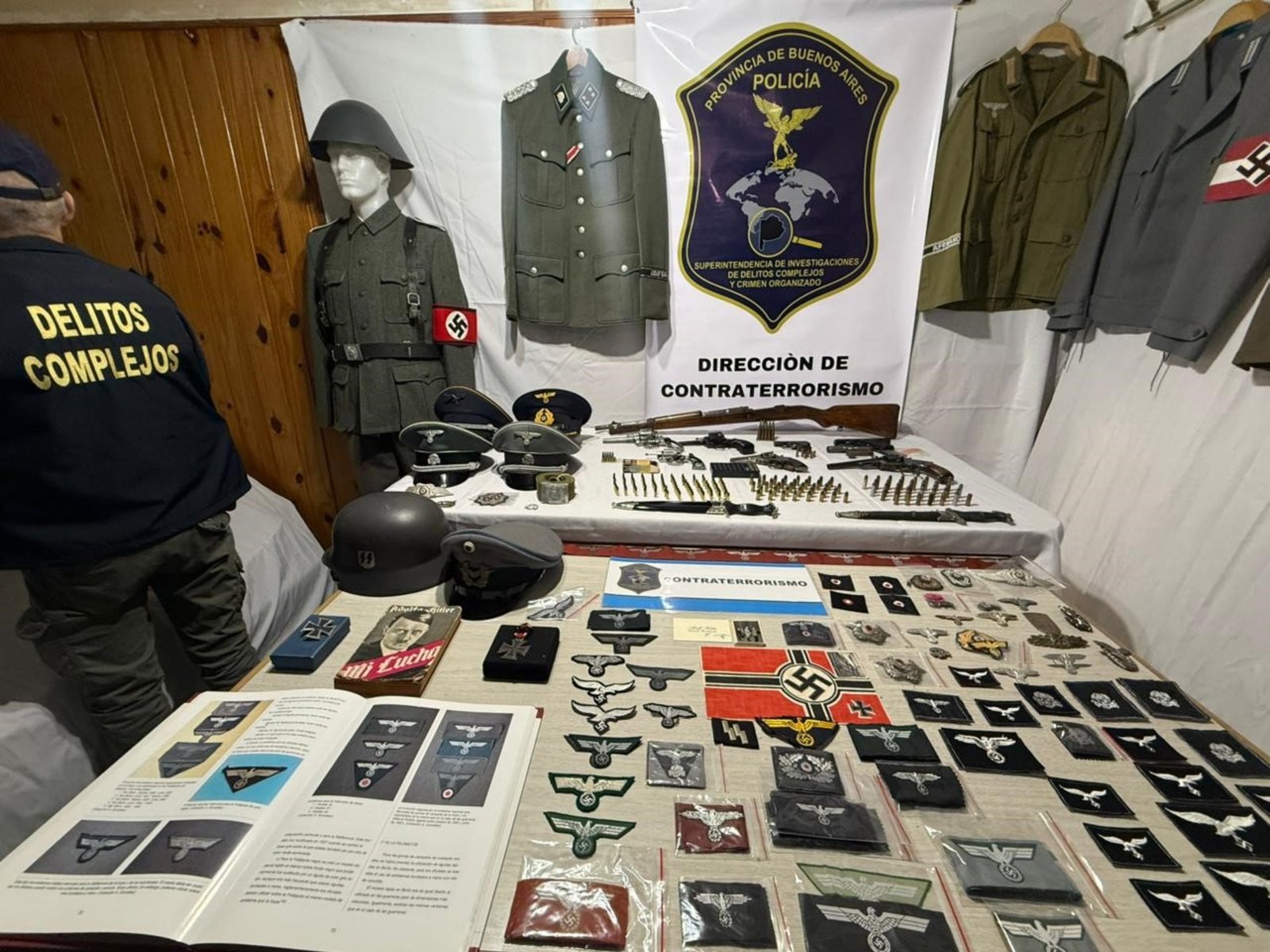 detuvieron a un hombre que comercializaba por redes sociales parafernalia del Tercer Reich