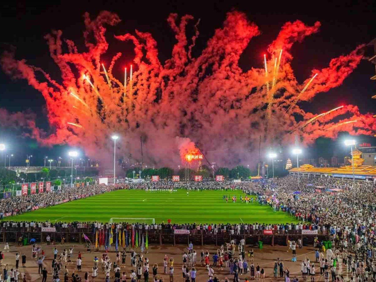 estadio y pantalla gigantes en medio de montañas remotas