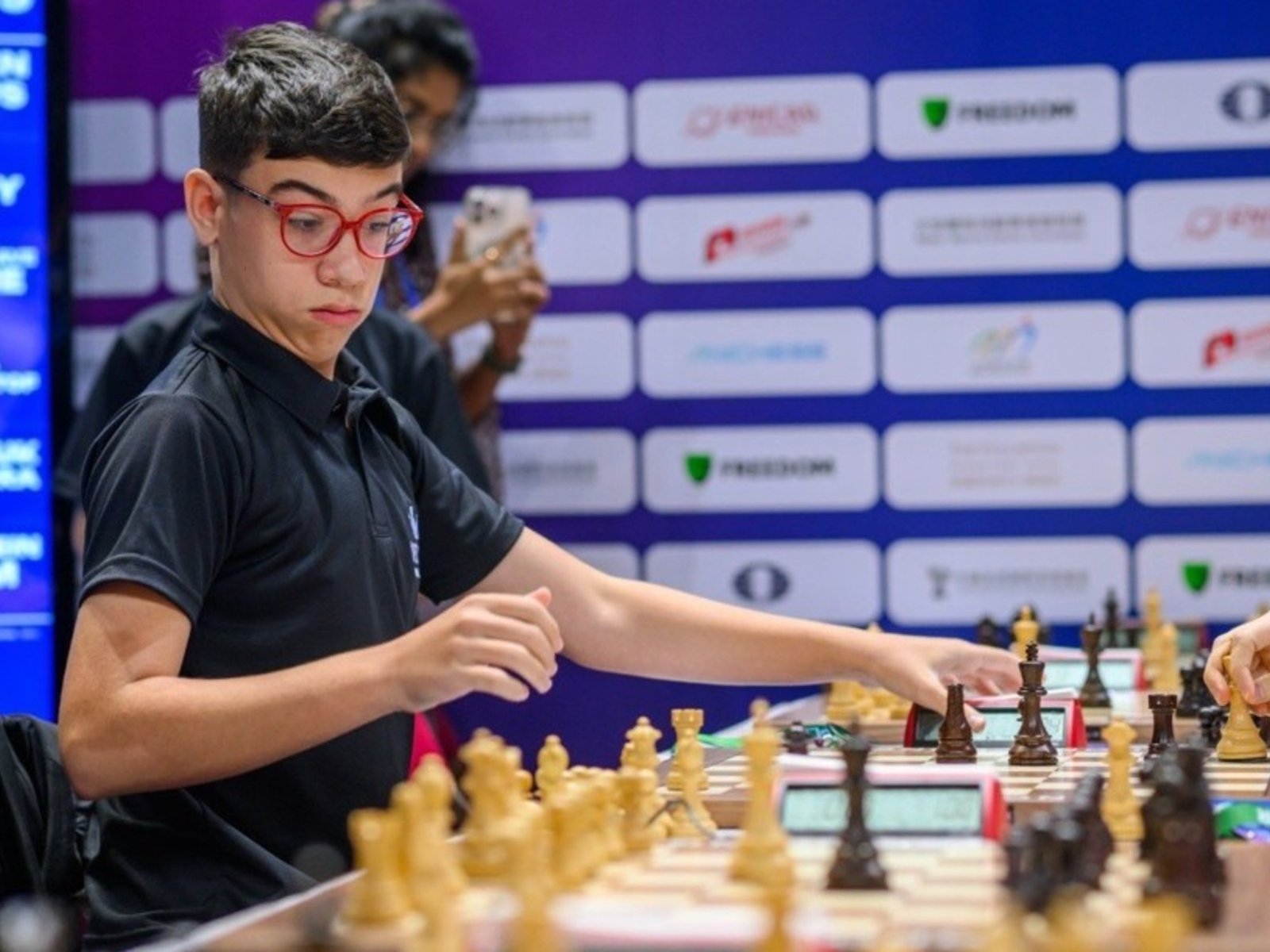 la reacción de Magnus Carlsen al verlo ganar una partida blitz