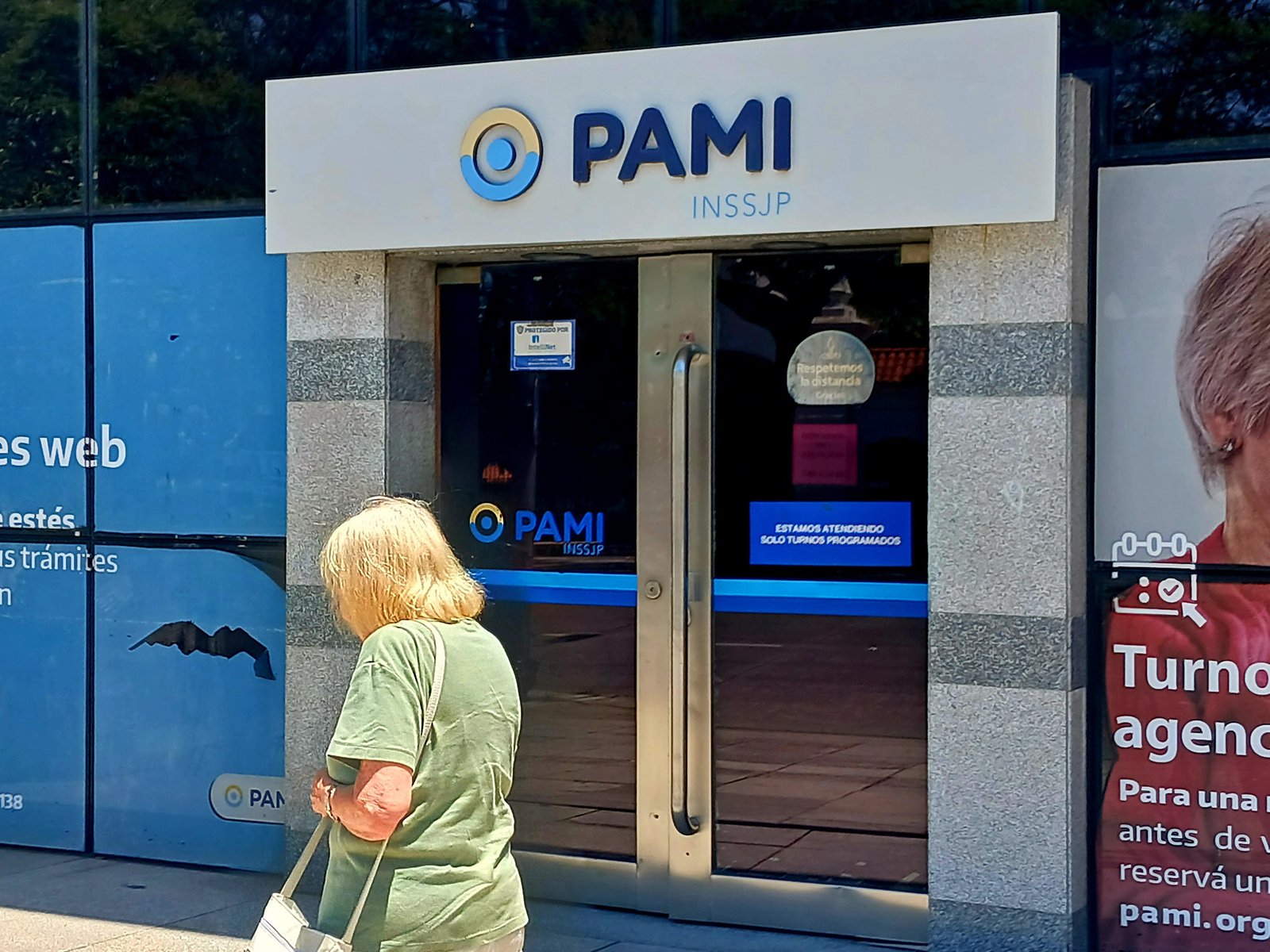 las autoridades dicen que la adhesión es baja y que la mayoría atiende