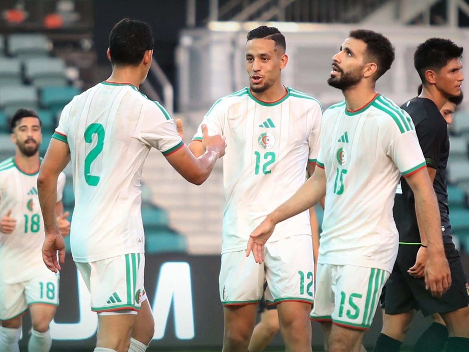 metió tres goles en cinco minutos y apabulló a Bolivia a 300 metros del hotel de la Selección Argentina