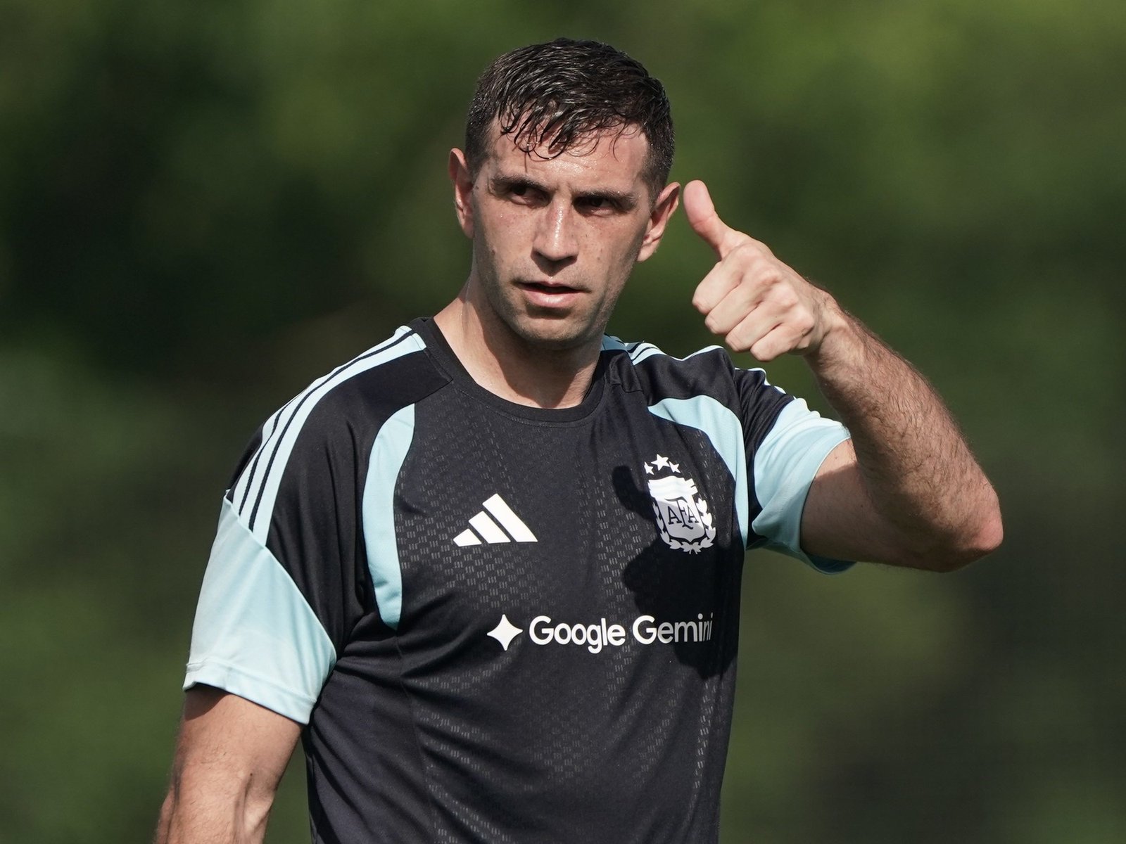 pulgar arriba para el Dibu Martínez y Nico Paz, que se sumó al trabajo con el resto del grupo