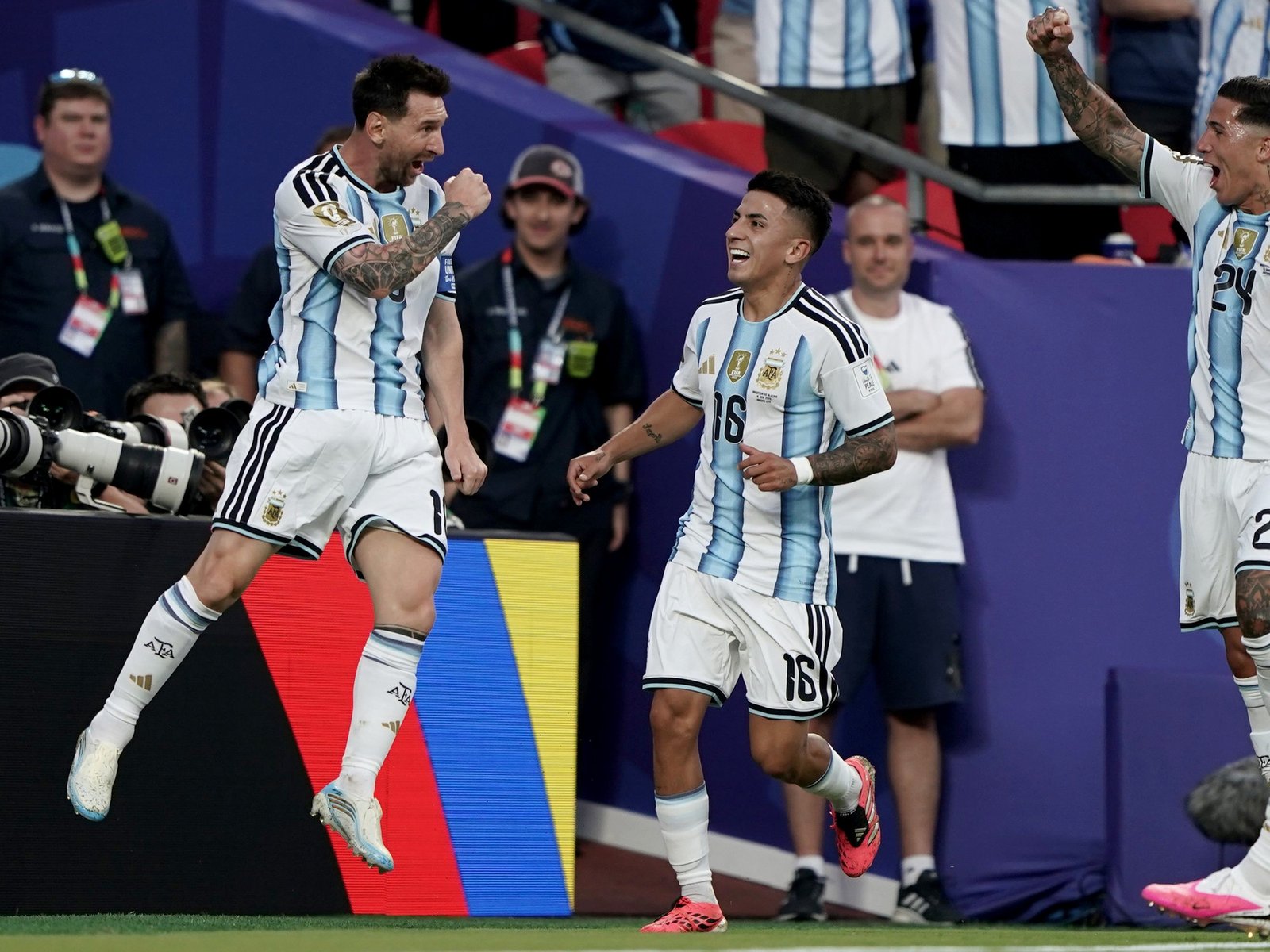 qué otros jugadores argentinos convirtieron tres goles en un partido en un Mundial