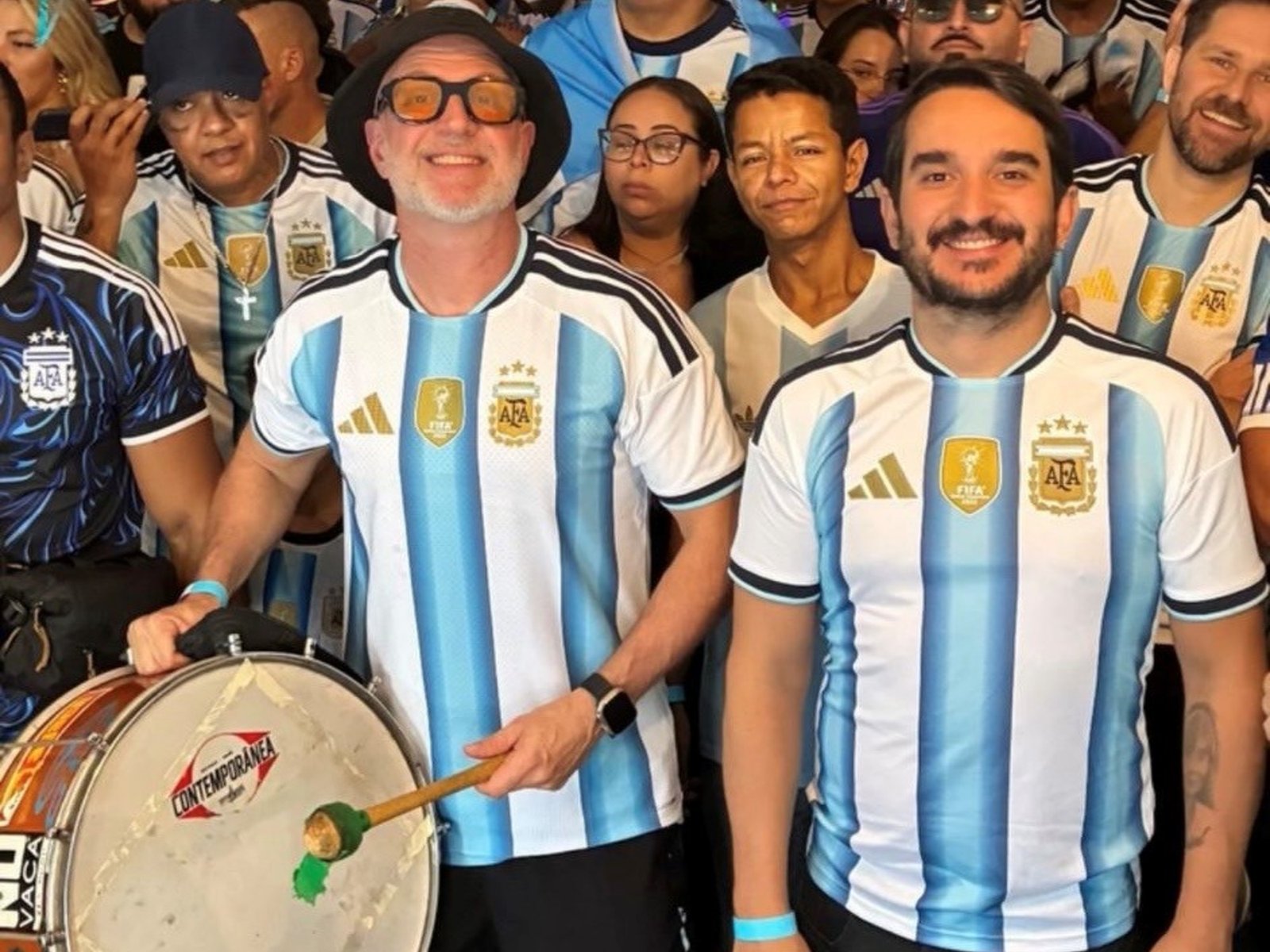 son brasileños pero hinchan por Argentina y por Messi