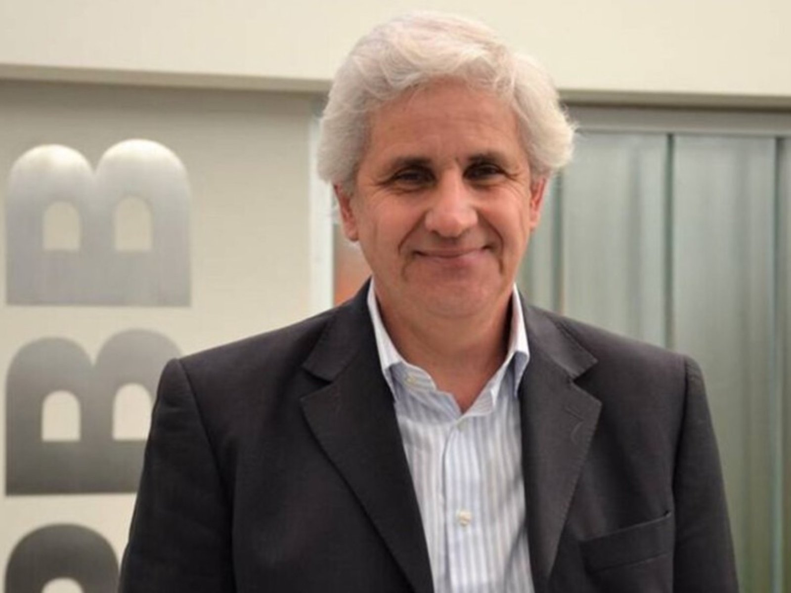 un abogado hacía ejercicios en una máquina, se bajó a buscar agua y cayó más de cinco metros
