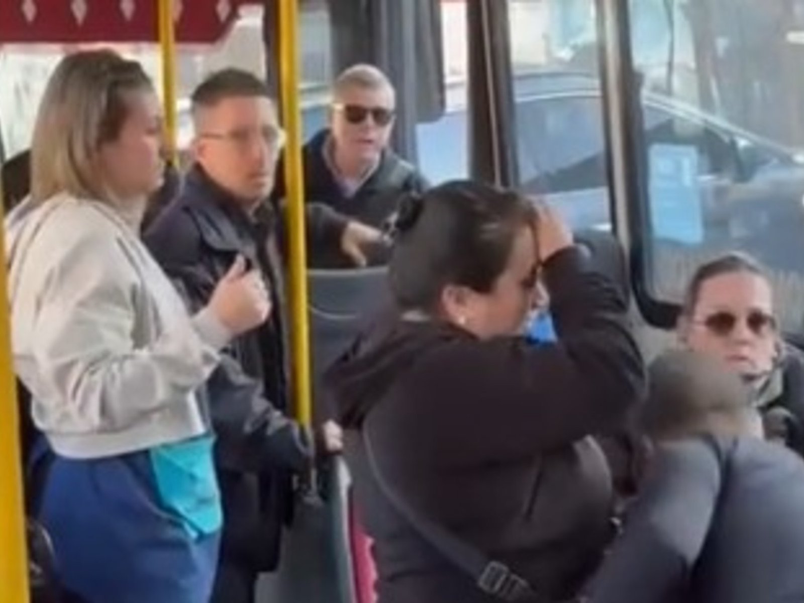 un chofer de colectivo quiso obligar a un chico con autismo a usar auriculares y todo casi termina en una pelea