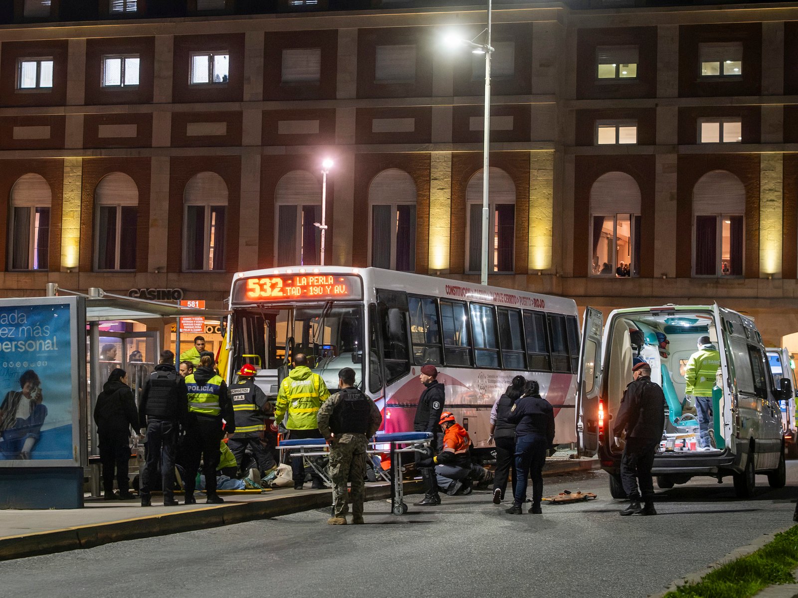 un colectivo perdió el control y los arrolló en la parada