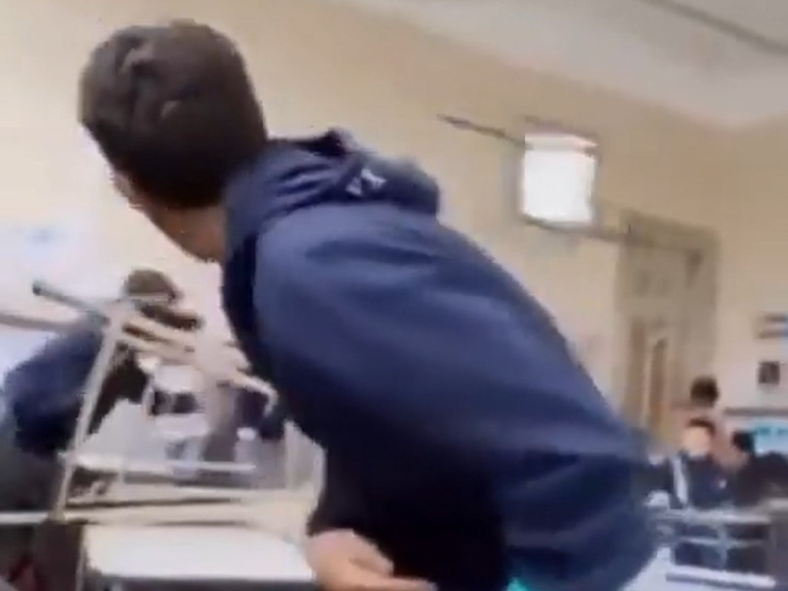 un estudiante atacó a un profesor en el aula y le provocó graves fracturas
