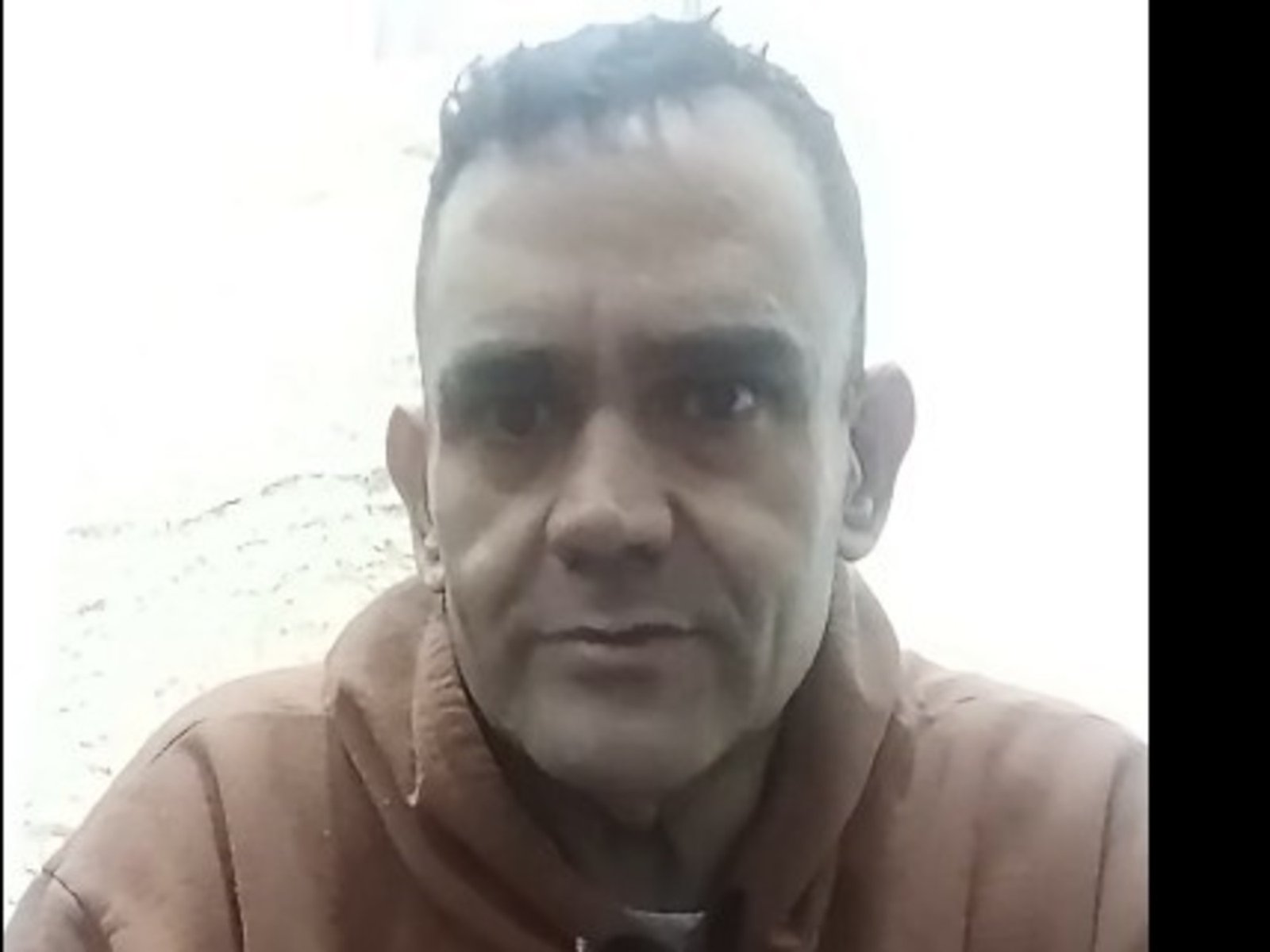 un ex policía condenado por violar a una menor se pegó un tiro en un calabozo