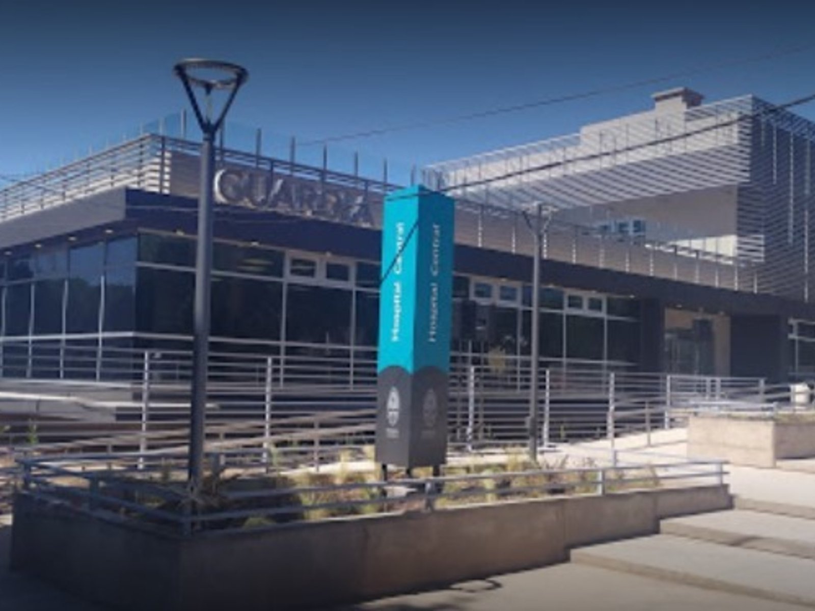 un hombre quedó en terapia intensiva luego que un joven le partiera un ladrillo en la cabeza