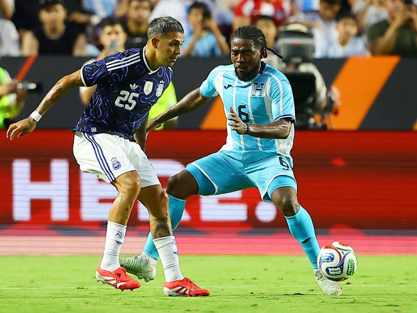 va por otro defensor de la Selección y quiere a un mediocampista