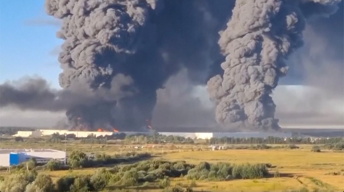Al menos ocho muertos en un bombardeo ucranio contra instalaciones de una gran empresa logística en Rusia | Internacional