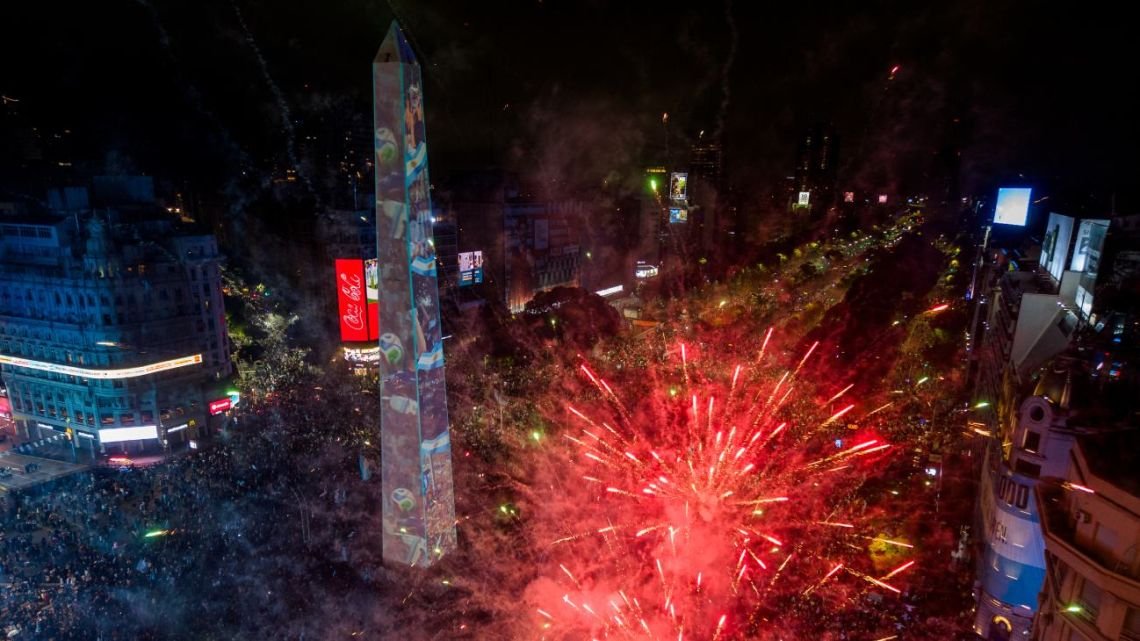 “Argentino en las buenas y en las malas”: miles de hinchas se reúnen en el Obelisco y otros puntos del país para honrar a la Selección
