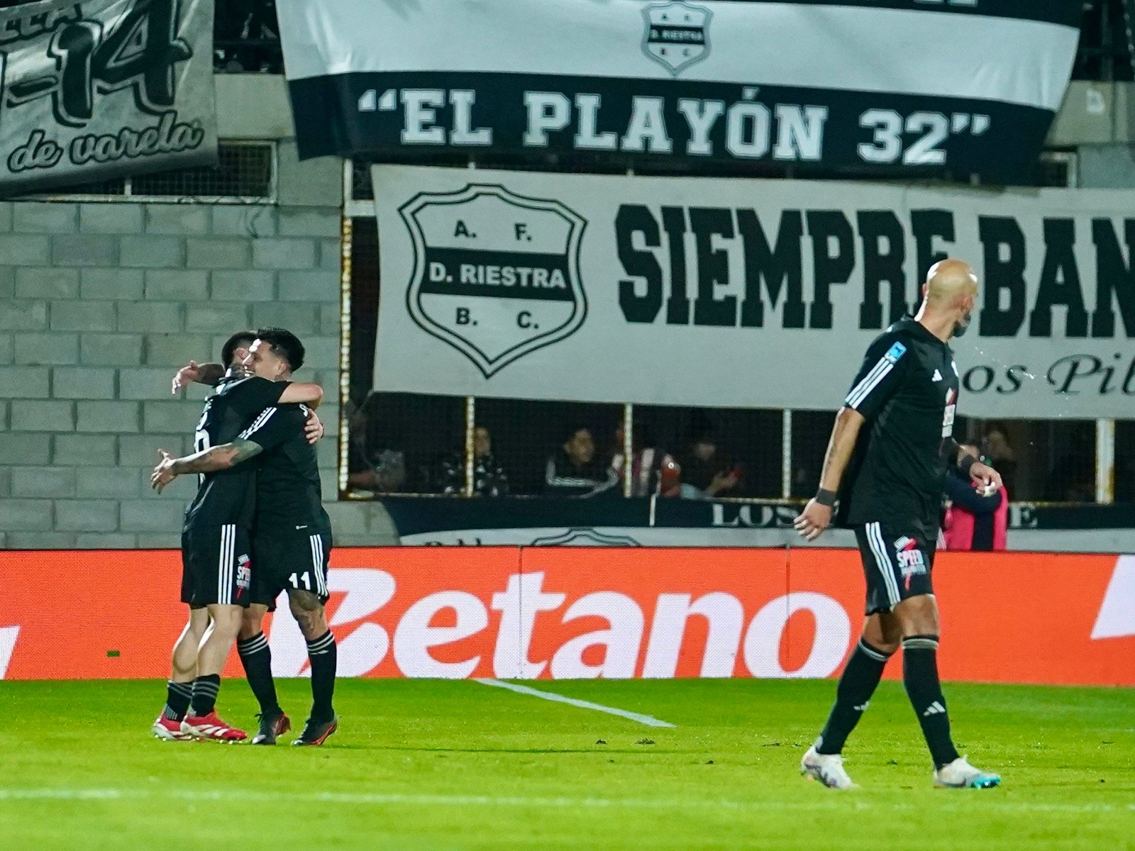 Así fue el extraordinario gol de Alexander Díaz para el impactante 3-0 de Deportivo Riestra frente a Boca