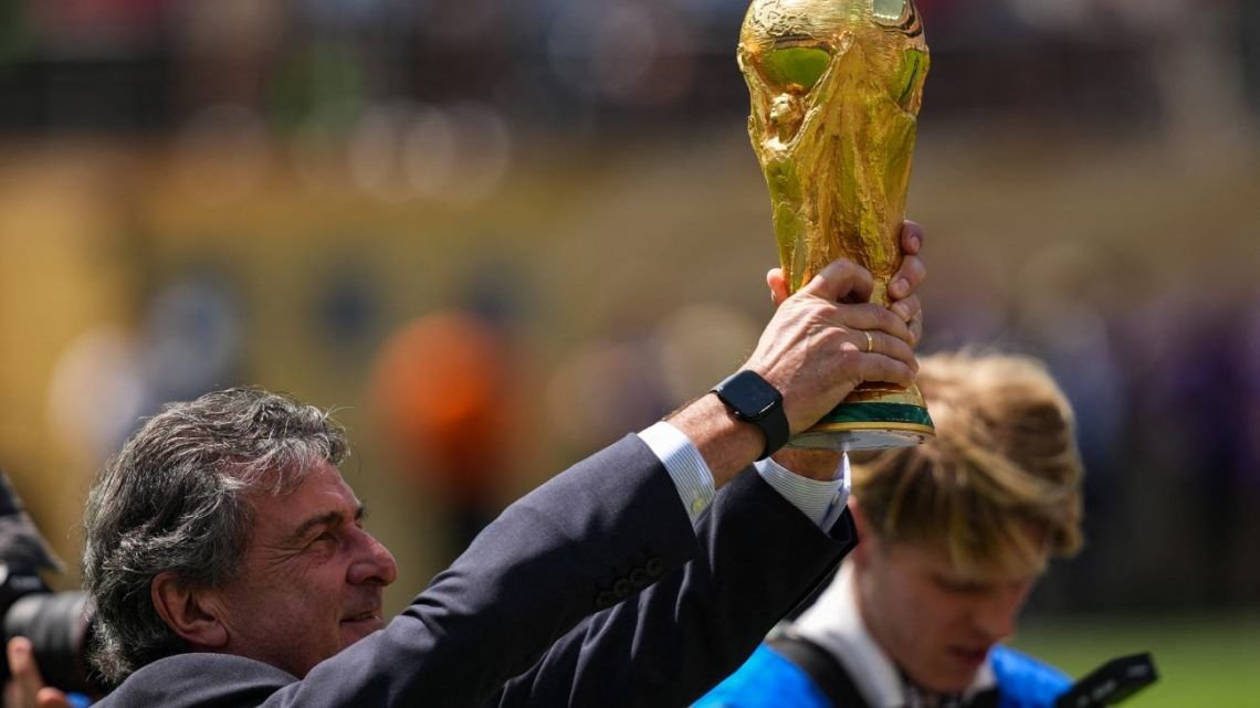 Así ingresó la Copa del Mundo con dos leyendas como Kempes e Iniesta en la gran final entre Argentina y España